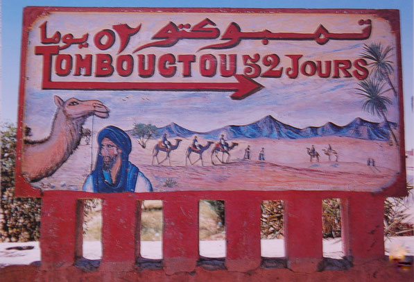 Aus alten Zeiten: An der Strasse das Schild nach Tombouctou 52 Tage