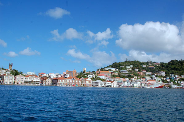 Beim Einlaufen in die Lagune:  Blick in die "Carenage"