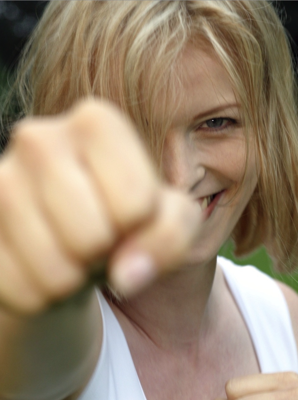 Eine Frau schlägt einen frontalen Fauststoß