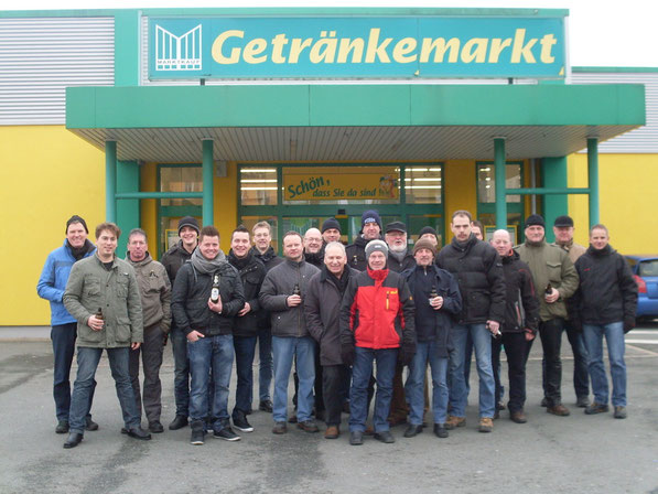 Herren-Schießgruppe vor dem Getränkemarkt Marktkauf in Blomberg