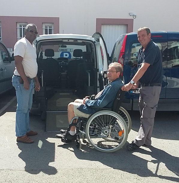 René à gauche, Jean-Luc simulant un résident dans le fauteuil et Robert à droite le formateur