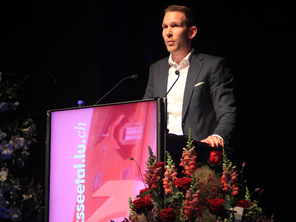 FIFA-Schiedsrichterassistent Jonas Erni ermutigte die Maturi und Maturae in seiner Rede, Fehler als wertvolle Lerngelegenheiten zu begreifen. (Bild: René Hofer)