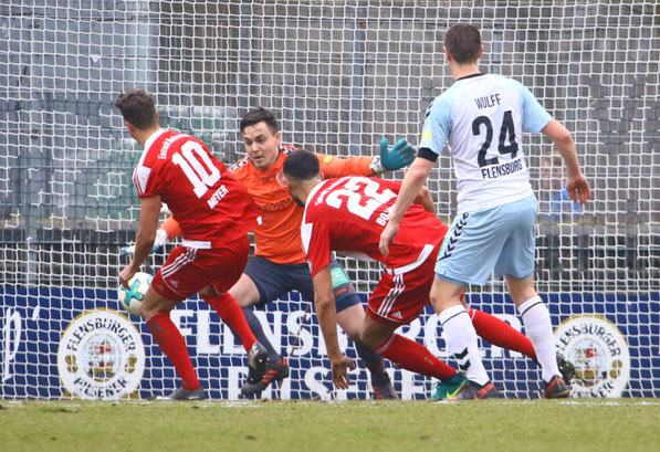 Meyer erzielt die Führung für Norderstedt. Foto: Patrick Nawe