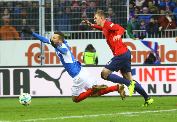 Elfmeter für Kiel nach dem Foulspiel von Kevin Kraus an Tom Weilandt. Fotos: Patrick Nawe
