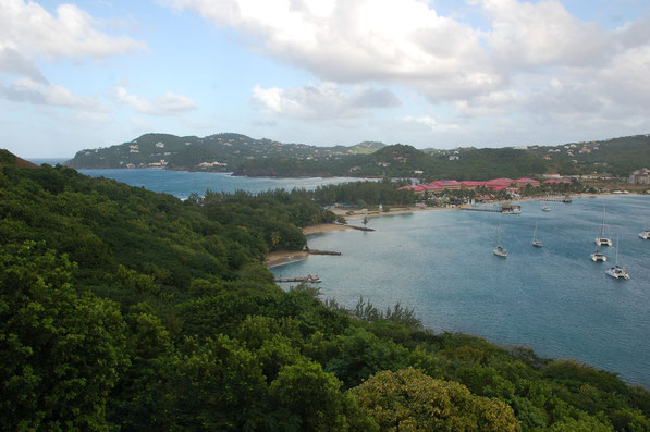 Von einem der vielen Hügel hat man einen herrlichen Blick über die Rodney-Bay......2.von links, Bonafide