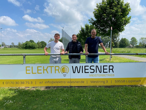 Elektromeister Julian Wiesner (Mitte) mit den beiden Fußballvorständen Fynn Höwing und Markus Sträter
