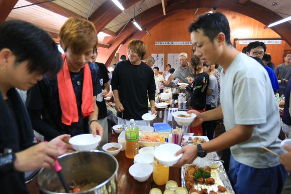 真剣に食べる人達