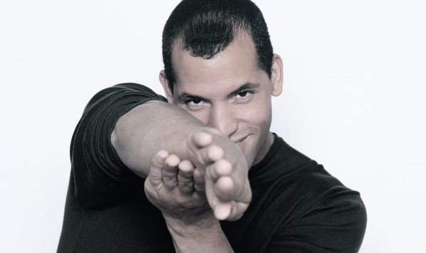 Junger Mann in einer Selbstverteidigungs Haltung