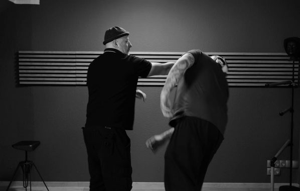 Verteidiger schlägt einen Angreifer 