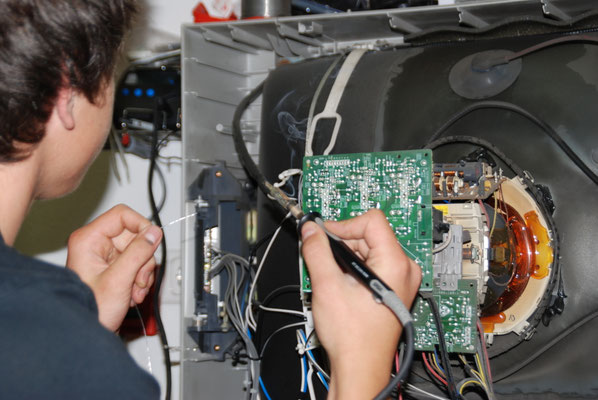 Elektrotechnik-Team von Elektro Hochfilzer bei der Installation in Ellmau