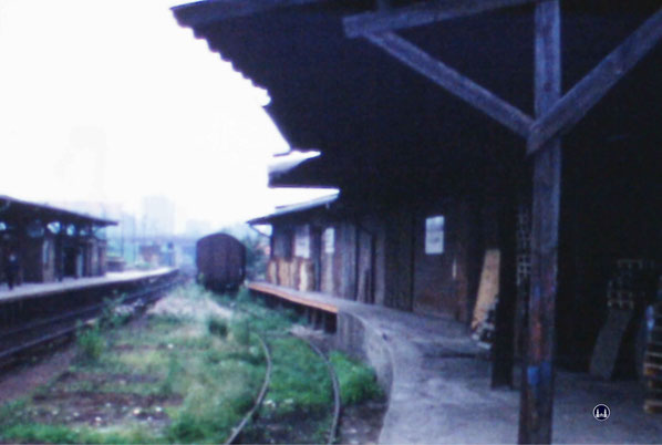 Bis in die 1980er Jahre hinein bot sich am S- Bahnhof Yorckstraße (links) dieses Bild. Auf dem Anschlussgleis des Lagerschuppens der Wein- und Spirituosenspedition Albert Mann stehen mit Weinfässern beladene Güterwagen. 