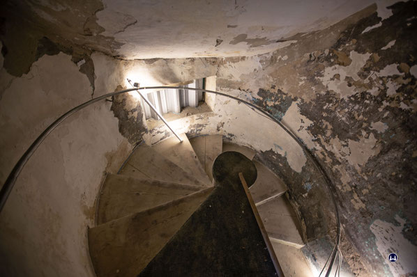 Die Perspektive bringt die Gesamtsituation zwischen der Dachschräge, den Wänden und dem Schluss der Wendeltreppe zur Geltung.