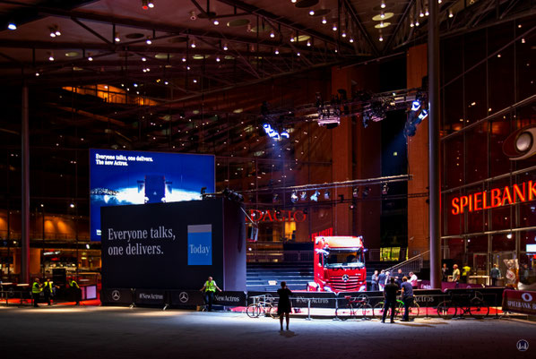 Vorstellung des neuen Actros am Marlene-Dietrich-Platz in Berlin. Blick auf die Bühne.