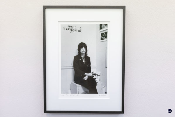Albert Scopins wohl bekannteste Aufnahme von Patti Smith im Hotel Chelsea. Ausstellung in der Berliner Galerie FeldbuschWiesnerRudolph. Foto: Lutz Röhrig 2026