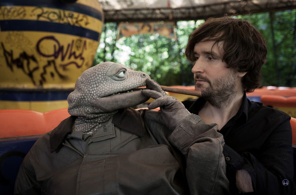 Michael Hatzius und die Echse Backstage in der UfaFabrik.