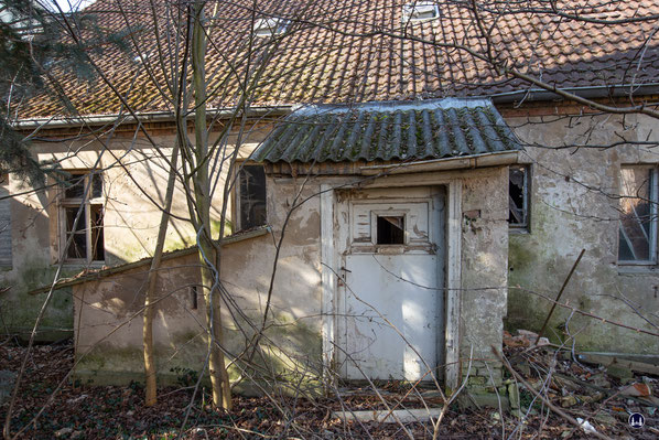 Nahansicht des Windfangs und Kellerabgangs.