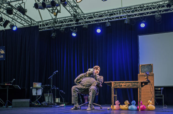 Die Echse und Michael Hatzius in der Tempelhofer UfaFabrik.