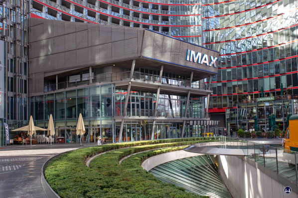 CineStar Kino im Sony Center Berlin. Im Februar 2022 gibt es noch im Innenhof die kleine Wasserfläche mit dem Durchblick ins Untergeschoss zu den Kinosälen. Doch erste Bauarbeiten haben bereits begonnen. 