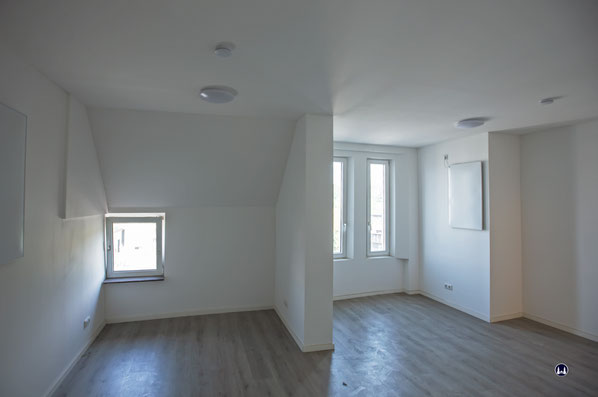Das Zimmer des 2. OG, dessen schmale Doppelfenster im Giebelbereich des Daches liegen. Das linke hingegen befindet sich noch knapp unterhalb der Traufkante.