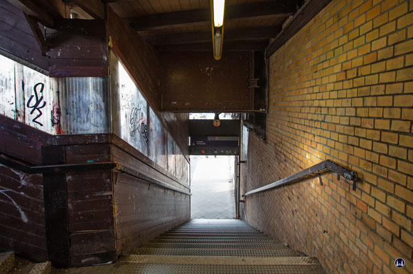 Blick ins Innere des Treppenaufgangs, wie er sich seit 1985 präsentiert. Nach der ersten Treppe folgt links eine weitere. Für mobilitätseingeschränkte Personen gibt es keine Alternativen. Der Bahnhof, einer der wichtigsten Umsteigepunkte im Netz, ist für 