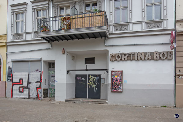 Die ehemaligen "Wiener Lichtspiele" in Berlin - Kreuzberg. Das ehem. Kino heute. Das rechte Schaufenster wurde in den 1950er Jahren zugemauert. Heute residiert hier der Club "Cortina Bob".
