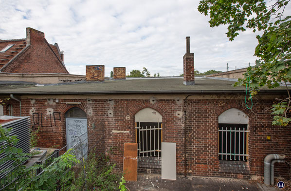 Die Rückseite des Bahnhofsgebäudes. Auch hier blieb die originäre Ziegelsteinfassade weitgehend mit allen Fensteröffnungen usw. erhalten. Nicht im Original erhalten blieb das Dachgeschoß, das einst in etwa die Höhe des links zu sehenden Daches des Restaur