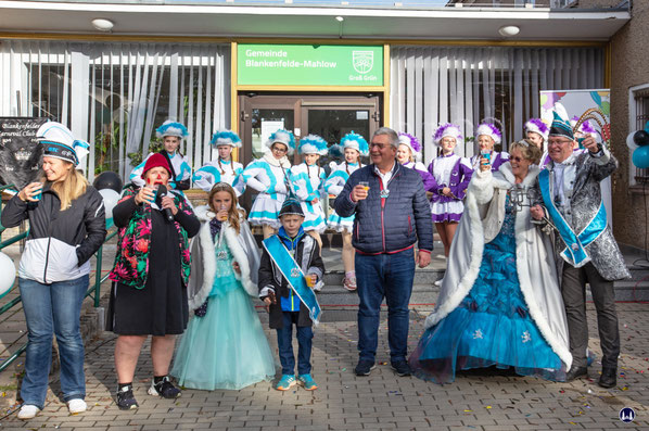 Die Schlüssel sind in der Hand der Narren bzw. des Prinzen Thorsten I. und Ihrer Lieblichkeit Michaela I. sowie des Kinderprinzenpaares Prinz Felix I. und ihrer Lieblichkeit Amalie I. Da kann auch "Erna" triumphieren. Aber auch Bürgermeister Herr Michael 