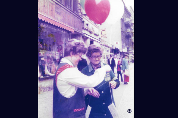 Frau Freihoff (links) und ihre Mutter während einer Straßenfeier in der Karl-Marx-Straße im Jahr 1985.