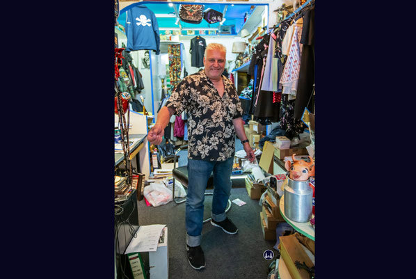 Armin Andersch in typischer Pose im "Blue Moon Shoes".
