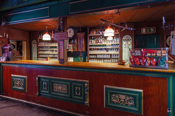Im Erdgeschoss befindet sich die große Bar. Schließlich müssen vom Staub der Prärie durstig gewordene Kehlen ab und an ordentlich mit Whiskey (oder anderem) gespült werden...