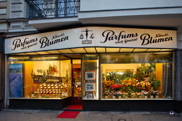 Parfums nach Gewicht in der Berliner Kantstraße. Schaufenster am Abend.
