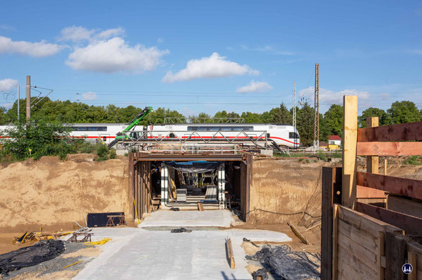 28. August 2022. Aus Richtung Moselstraße hat sich das neue Tunnelbauwerk bereits bis an das noch zu errichtende Brückenbauwerk der S-Bahn herangeschoben. 