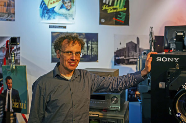  Der Kinohistoriker Jean-Pierre Gutzeit in seinem Kinomuseum in der Alexa.