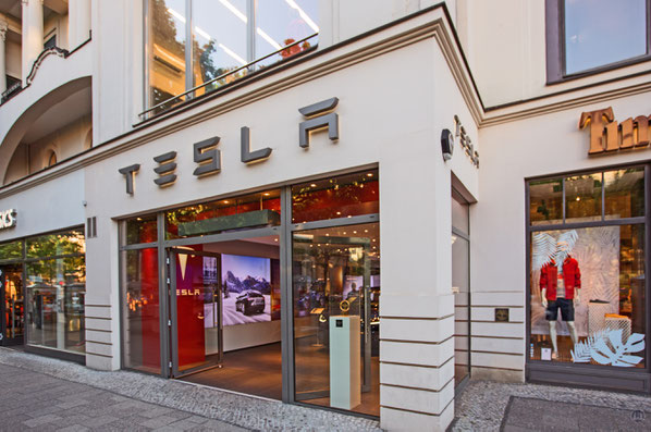 Der Tesla Store von Außen - mit Amazon Pop-up-Store rechts.