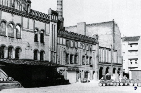 Das Schwankhaus der ehem. Bockbrauerei nach der Übernahme durch die Fa. Albert Mann. Nur das Erdgeschoss wurde zunächst genutzt, dem Gebäude fehlte noch das im Krieg zerstörte das Dach.