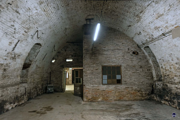Auch besondere, von dem Gewölbe abgemauerte Bereiche mit Fenster und Türen sind vorhanden.