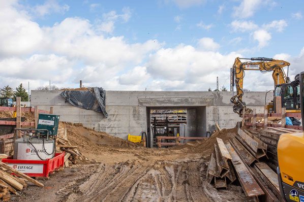 Noch geht es unterhalb des Brückenbauwerks der S-Bahn fast senkrecht hinab in den künftigen Fußgänger- und Radfahrertunnel.