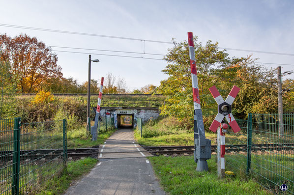 Nochmals, mit größerem Abstand, der Blick zum Fußgängertunnel und der Schrankenanlage der Verbindungskurve zum Berliner Außenring. Am 25. Oktober 2020 verkehrte hier die Regionalbahnlinie RE 5 in Richtung Berlin bzw. Wünstorf (ü