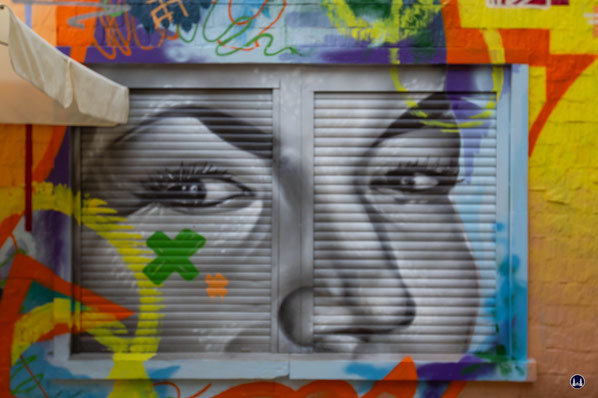 Neukölln 48 Stunden. Buntes Graffiti an der Werkstatt des Steinmetzbetriebs Willy Schmidt.