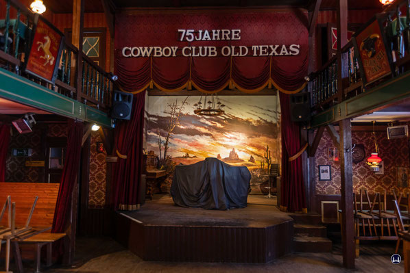 "Bardamen" gibt es in der Tow"Mary's Saloon" kann für Feiern aller Art, Firmenevents und Konzerte gebucht werden.  Auch die alljährlichen Mitgliederversammlungen des Cowboy-Clubs finden hier sta