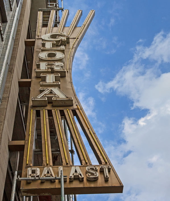 Der Gloria-Palast. Zwar seit 1998 geschlossen und in einen Mode-Store umgewandelt, stand das Gebäude des einstigen Uraufführungskinos mit seinem ikonischen Schriftzug unter Denkmalschutz. 