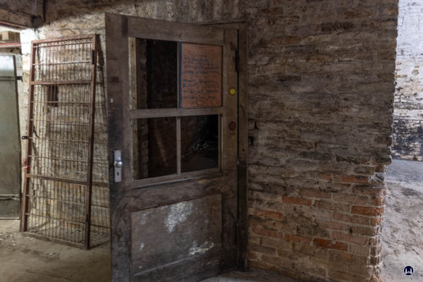 Ob in diesem Bereich des Kellers besondere Schätze gelagert wurden? Die äußere, den gesamten Kellerbereich verschließende Stahltür scheint dafür zu sprechen.