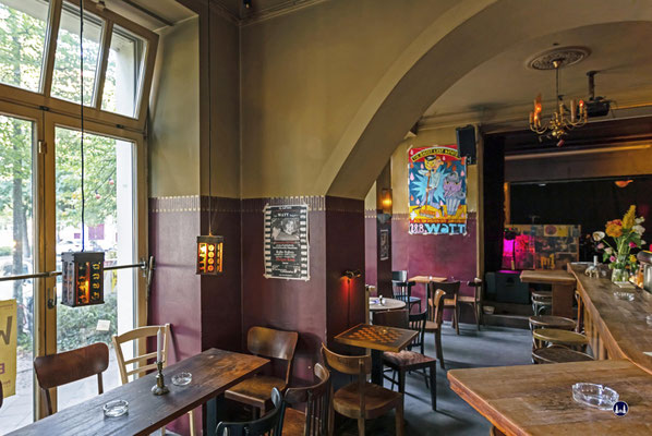 Blick den Tresen entlang zur kleinen Bühne.