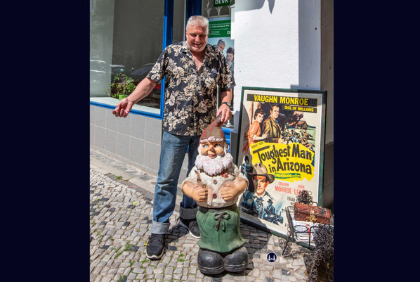 Armin Andersch vor seinem Laden.