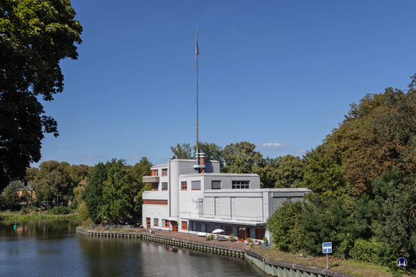 Das durch Rainer G. Rümmler errichtete Gebäude der ehemaligen Brückenmeisterei auf der Seestraßeninsel im August 2025.  