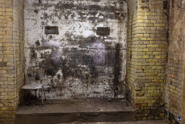 Bitte Platz nehmen... zugemauerte Portale zu schon seit langen nicht mehr bestehenden Kellerbereichen.