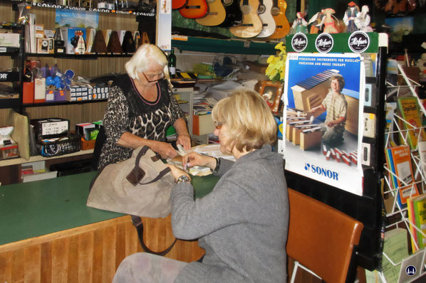 Musikhaus Bading in Berlin - Neukölln, Karl - Marx - Straße. Frau Brunhilde Schibille.