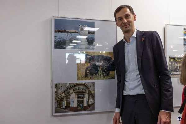 Der Bürgermeister des Bezirks Neukölln von Berlin, Martin Hike, vor meinem Bild "Musik-Bading" (unten). Es wird Bestandteil des beliebten Neukölln-Kalenders der Bürgerstiftung (für 2026) werden.