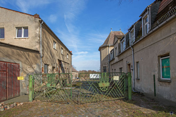 Historischer Gutshof Dahlewitz. Das noch aus DDR - Zeiten stammende Einfahrtstor zum Hofgelände.
