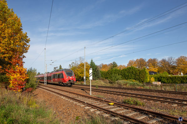 Zug der RE 7 der Baureihe 442 (Bombardier Talent 2)  in Richtung Wünstorf im Oktober 2020. Das linke Gleis folgte, wie oben bereits beschrieben, dem ursprünglichen Verlauf der Dresdner Bahn bis nach Mahlow. 